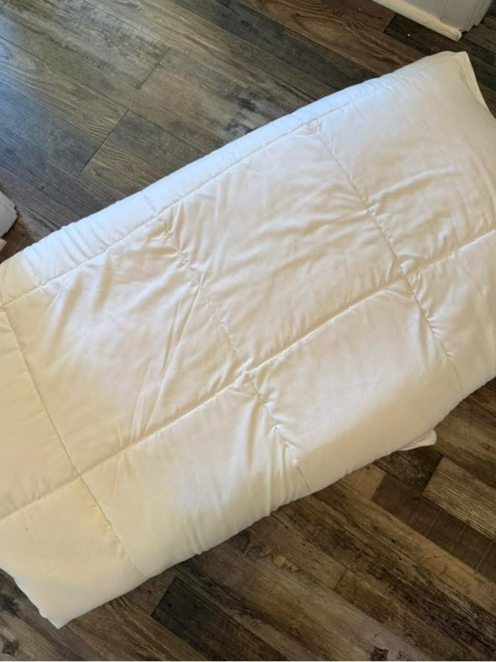 White Down-Alternative Comforter - Lightweight All-Season Bedding